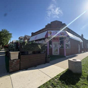 La Michoacana Clasica - Outside Corner Store with Private Seating Area - Ice Cream & Frozen Yogurt Near Me - Berwyn, Illinois La Michoacana Clasica - Outside Corner Store with Private Seating Area - Ice Cream & Frozen Yogurt Near Me - Berwyn, Illinois
