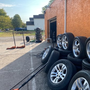 Pablo's New and Used Tires - Parking lot and entrance to the garage - Tires Near Me - Columbus, Ohio Pablo's New and Used Tires - Parking lot and entrance to the garage - Tires Near Me - Columbus, Ohio