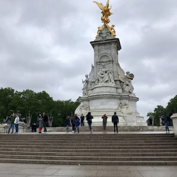 Buckingham Palace - Queen Victoria Memorial - Landmarks & Historical Buildings Near Me - London, XGL Buckingham Palace - Queen Victoria Memorial - Landmarks & Historical Buildings Near Me - London, XGL
