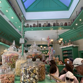 Honeydukes - people in a candy shop - Candy Stores Near Me - Orlando, Florida Honeydukes - people in a candy shop - Candy Stores Near Me - Orlando, Florida