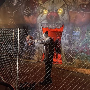 Halloween Horror Nights - Art the clown - Haunted Houses Near Me - Los Angeles, California Halloween Horror Nights - Art the clown - Haunted Houses Near Me - Los Angeles, California