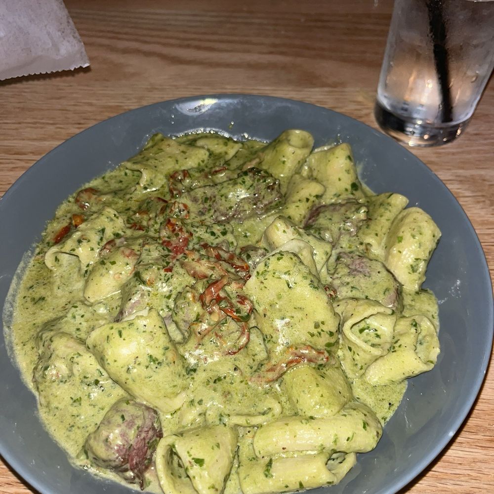 Rigatoni pesto w steak