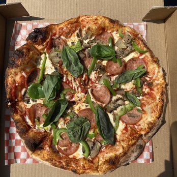 Pizza on Earth - Trillion (deluxe) pizza with fresh basil - pepperoni, mushrooms and green peppers - Pizza Near Me - Dorset, Ontario Pizza on Earth - Trillion (deluxe) pizza with fresh basil - pepperoni, mushrooms and green peppers - Pizza Near Me - Dorset, Ontario
