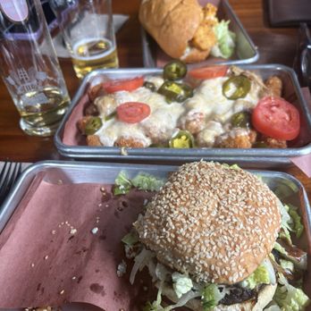 The Avenue Pub - Pub burger, loaded tater tots, shrimp po boy - Pubs Near Me - New Orleans, Louisiana The Avenue Pub - Pub burger, loaded tater tots, shrimp po boy - Pubs Near Me - New Orleans, Louisiana