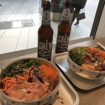 UF Poké Bar - 2 make-your-own small poke bowls. left has greens base with salmon, kimchi, seaweed salad, carrots, ginger, cabbage, and tobiko. - Poke Near Me - Hamburg, HH