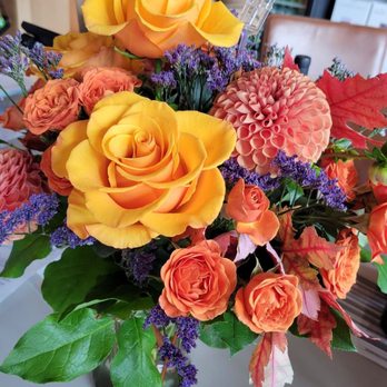 Mt Hood Winery - Beautiful flowers on bar - Wineries Near Me - Hood River, Oregon Mt Hood Winery - Beautiful flowers on bar - Wineries Near Me - Hood River, Oregon