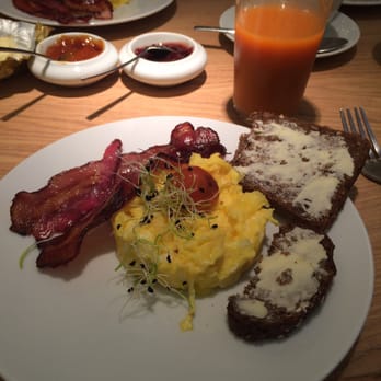 Claus - La Table du Petit-Déjeuner - Scrambled eggs & bacon - Breakfast & Brunch Near Me - Paris, 75