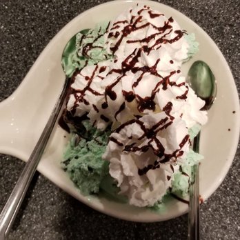 Cool Cat Cafe - Brownie Sundae with mint ice cream - American Near Me - Pismo Beach, California Cool Cat Cafe - Brownie Sundae with mint ice cream - American Near Me - Pismo Beach, California