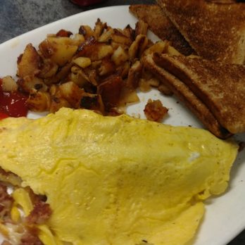 Nelsons Cafe - Corned beef hash, swiss and onion omelette with home fries and wheat toast - American Near Me - Niagara Falls, New York