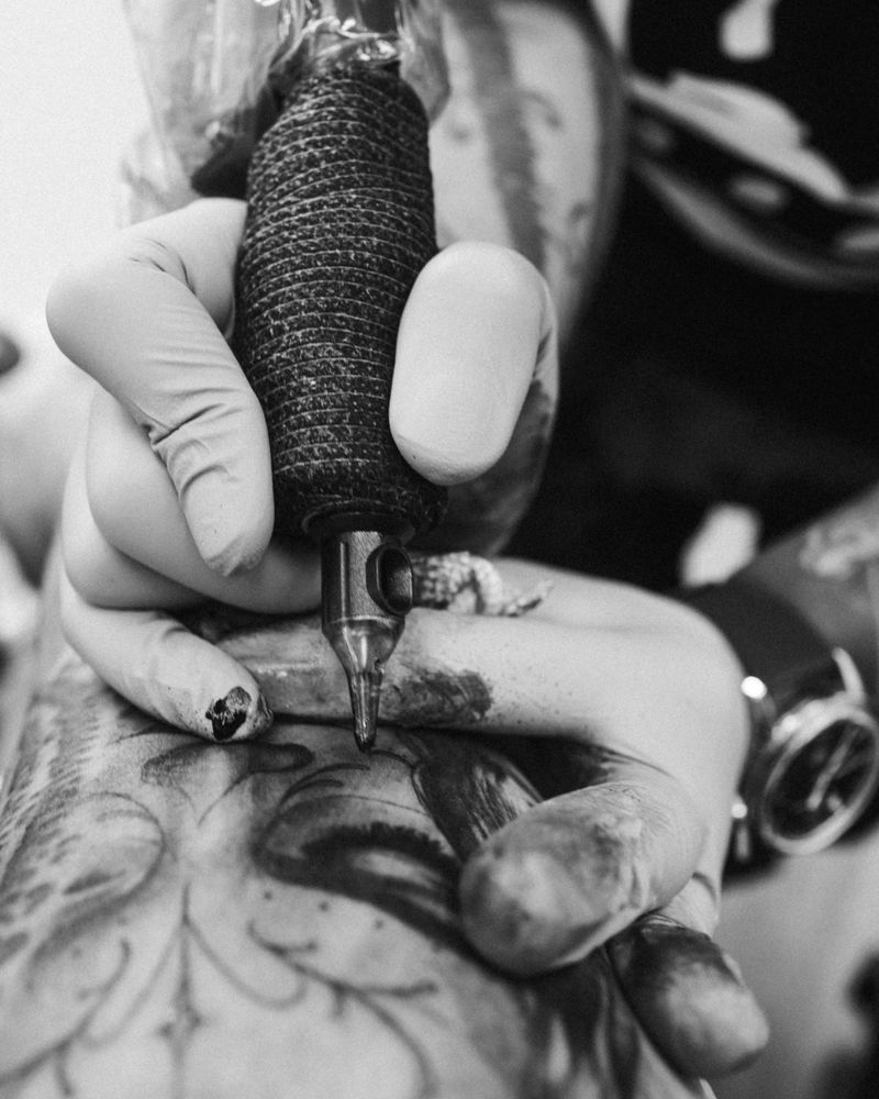 Miror Voir Tattoo Studio Logo