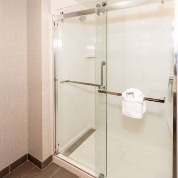 Hampton Inn Selma - Guest room bath - Hotels Near Me - Selma, California