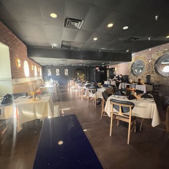 Desert Moon - Indoor dinning area - Salad Near Me - Palm Springs, California