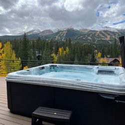 Colorado Custom Spas - Beautiful mountain view from this Artesian Spas Isla Margarita model