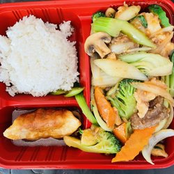 New Peking Restaurant - Lunch Special Sautéed Three Flavors!!