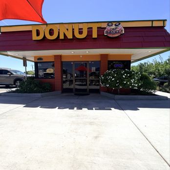 Donut Basket - Eating at outdoor table - Donuts Near Me - Madera, California Donut Basket - Eating at outdoor table - Donuts Near Me - Madera, California