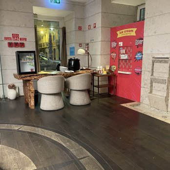 Corpo Santo Lisbon Historical Hotel - Lobby with free soft serve ice cream machine - Hotels Near Me - Lisbon, 11