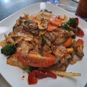 Rachawadee Thai Cafe - Pad Kee Mao Beef 2 star - Thai Near Me - Mount Vernon, Washington