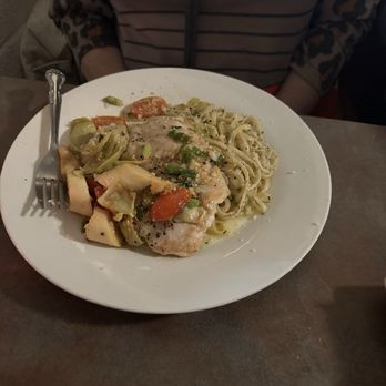 Star Bistro - Chicken Olivia..sauteed chicken with hearts of palm, peppers, artichoke hearts in a light sauce served over linguine - French Near Me - Cornville, Arizona