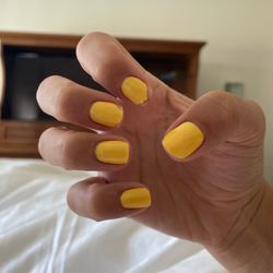 Petite Nail Spa - Chipped nails