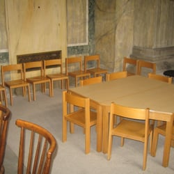 Kath. Pfarramt Prenzlauer Berg Herz Jesu - Sitzecke für Kinder zur BEschäftigung während des Gottesdienstes