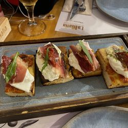 La Mafia - Focaccia de jamón y burrata