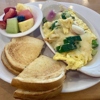 Pig 'N Pancake - Garden Skillet with delicious fruit and toast - Breakfast & Brunch Near Me - Astoria, Oregon Pig 'N Pancake - Garden Skillet with delicious fruit and toast - Breakfast & Brunch Near Me - Astoria, Oregon