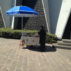 Tianguis Parroquia de la Divina Providencia - Las monjitas vendiendo panes y miel