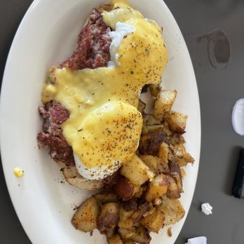 Eggs Up Grill - Founder's Hash & Eggs benedict - Breakfast & Brunch Near Me - Apopka, Florida