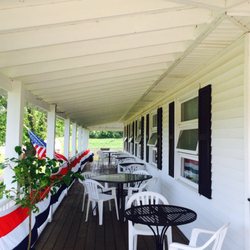 Hollowbrook Inn & Restaurant - Very nice porch for eating in the warm weather