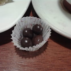 Granitos de café bañados en chocolate