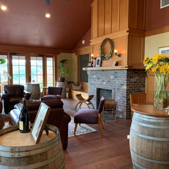 Coeur de Terre Vineyard - Cozy fireplace and lounge area to relax. - Wineries Near Me - McMinnville, Oregon