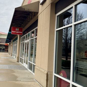 Chicago Premium Outlets - More of the stores - Shopping Centers Near Me - Aurora, Illinois