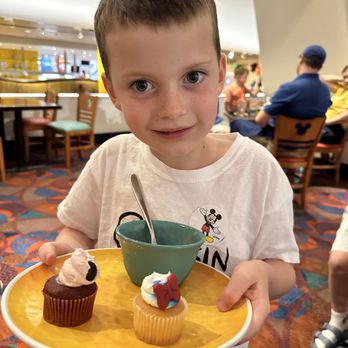 Chef Mickey's - Chef-s selection of Desserts including Warm Apple Crisp - American Near Me - Lake Buena Vista, Florida