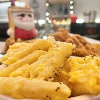 The Red Gill Bistro - a plate of macaroni and cheese fries - American Near Me - Jacksonville, Florida The Red Gill Bistro - a plate of macaroni and cheese fries - American Near Me - Jacksonville, Florida