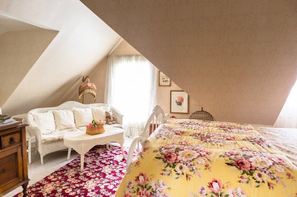 The Guestroom - Enjoy your stay in The Guestroom with a private ensuite 1/2 bath. The Guestroom - Enjoy your stay in The Guestroom with a private ensuite 1/2 bath.