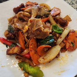 Drunken Noodles with crispy pork belly Drunken Noodles with crispy pork belly