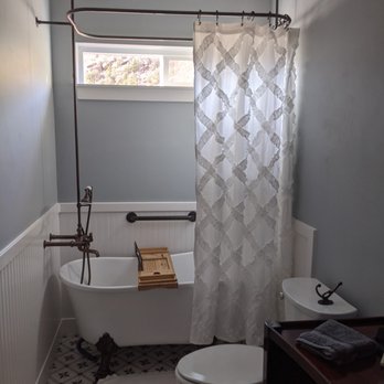 EL Cap Builders - a bathroom with a tub, toilet, and sink - General Contractors Near Me - Hurricane, Utah EL Cap Builders - a bathroom with a tub, toilet, and sink - General Contractors Near Me - Hurricane, Utah
