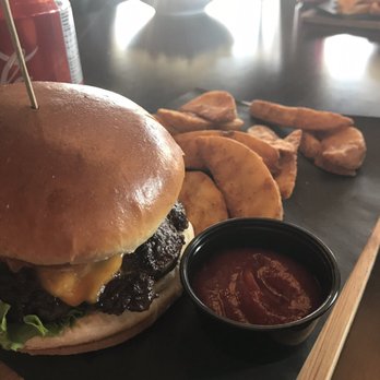 Showtime Bistro - Classic Mozart burger - Burgers Near Me - Toronto, Ontario
