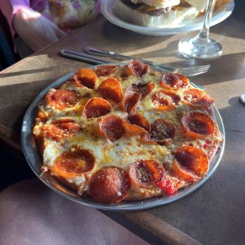Tug's Casual Dining - Pizza, pretty good tastes exactly like Shakey's Pizza! - New American Near Me - Memphis, Tennessee