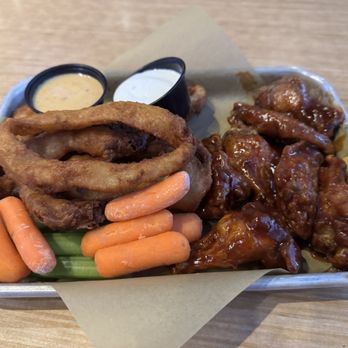 Buffalo Wild Wings - All good with the exception of the burnt Onion Rings - American Near Me - Westerville, Ohio