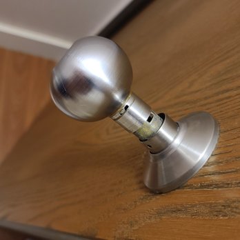 Econo Lodge - Busted door handle, potentially stranding you inside the bathroom - Hotels Near Me - Mackinaw City, Michigan