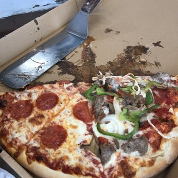 Sarah-N-Geo's - Pizza deluxe, pepperoni - Pizza Near Me - Ridgeway, South Carolina