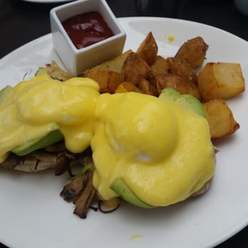 Splashes Restaurant - Eggs benedict (just ok) - New American Near Me - Laguna Beach, California