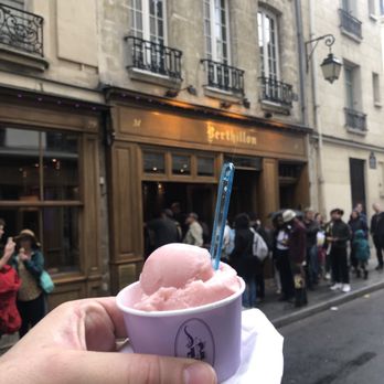 Berthillon - Peach Ice Cream in front of shop. - Ice Cream & Frozen Yogurt Near Me - Paris, 75 Berthillon - Peach Ice Cream in front of shop. - Ice Cream & Frozen Yogurt Near Me - Paris, 75