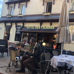 Hôtel des Falaises - You can't say it isn't in the middle of all the action!