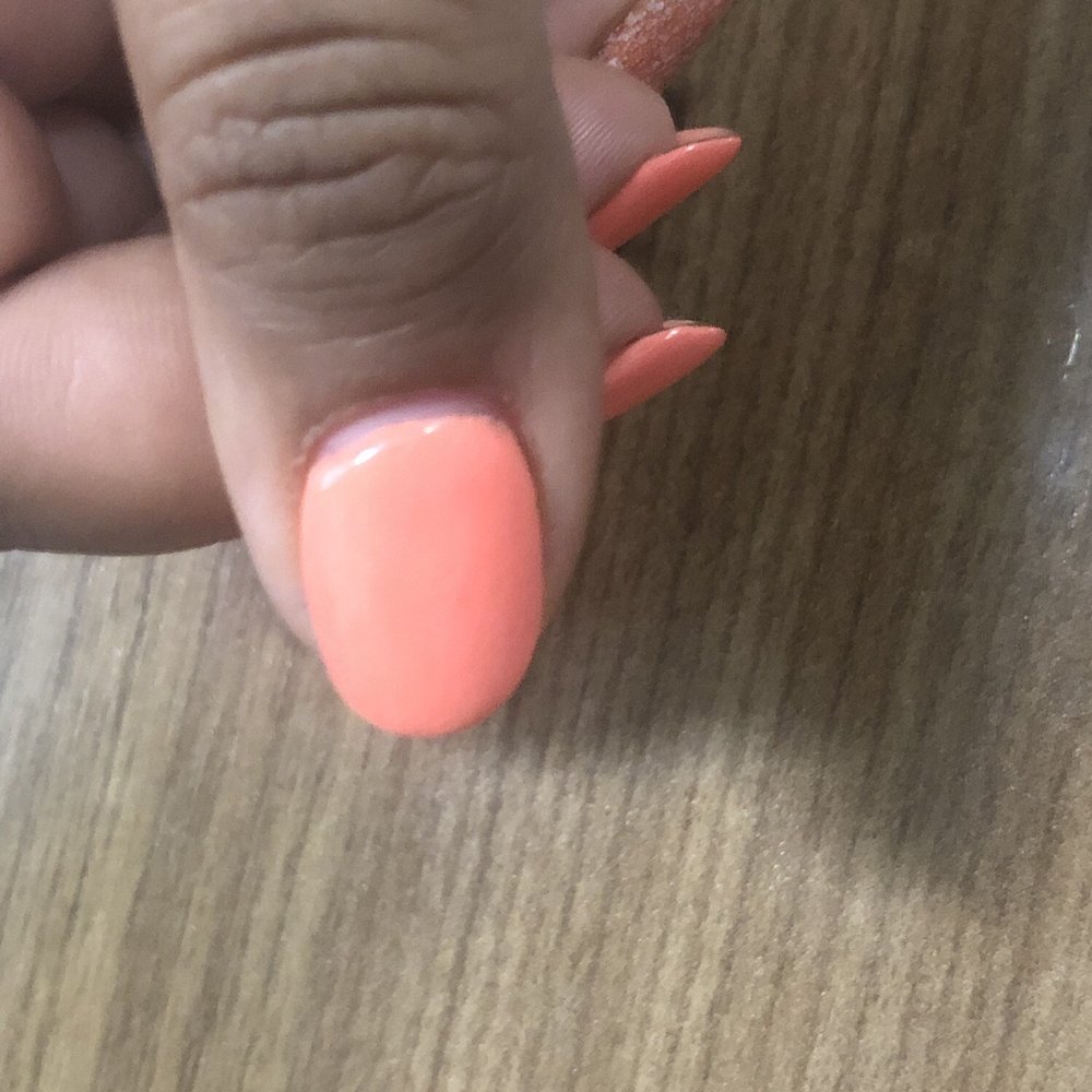 Doesn't curve to the cuticle Doesn't curve to the cuticle