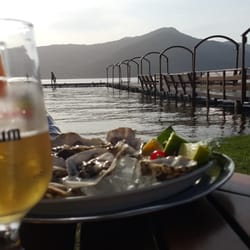 Ponta das Caranhas - Ostras na beira da lagoa