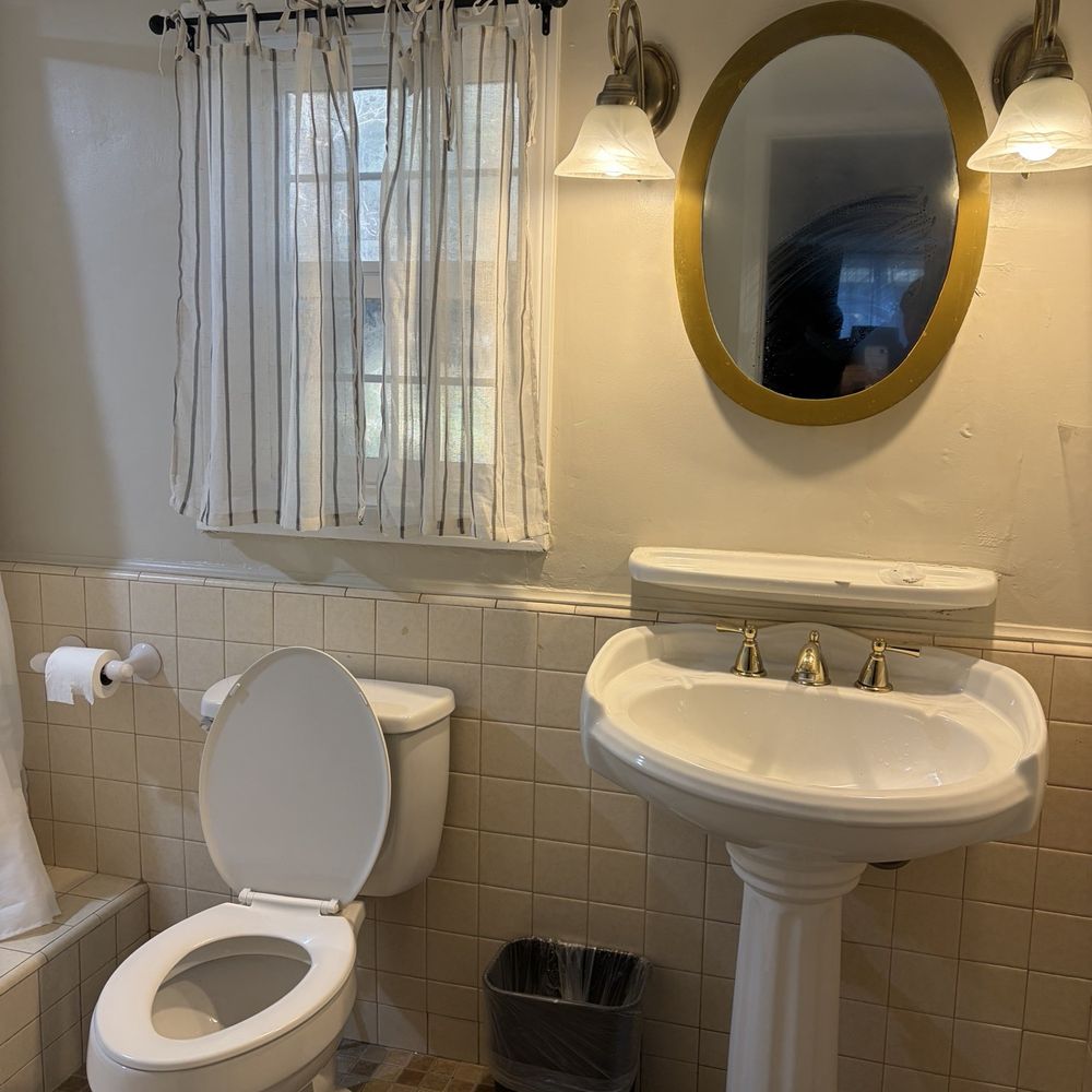 Saddleback Inn - Restroom - Hotels Near Me - Lake Arrowhead, California Saddleback Inn - Restroom - Hotels Near Me - Lake Arrowhead, California