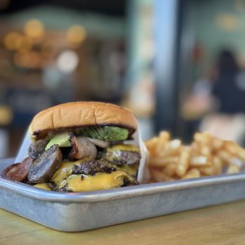 Green Cheek Beer Co. - Double Smash w bacon avocado & mushrooms - Breweries Near Me - Sunset Beach, California Green Cheek Beer Co. - Double Smash w bacon avocado & mushrooms - Breweries Near Me - Sunset Beach, California