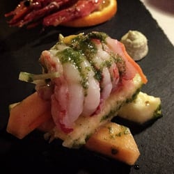 Bistrò Toc Toque - "Crudo di Gamberi rosé marinati all'arancia con batonette di ananas, melone e salsa guacamole".